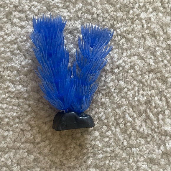 Fish tank plants and decor - Picture 4 of 7